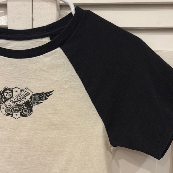 Black and White Cropped Graphic Tee - Picture 5 of 6